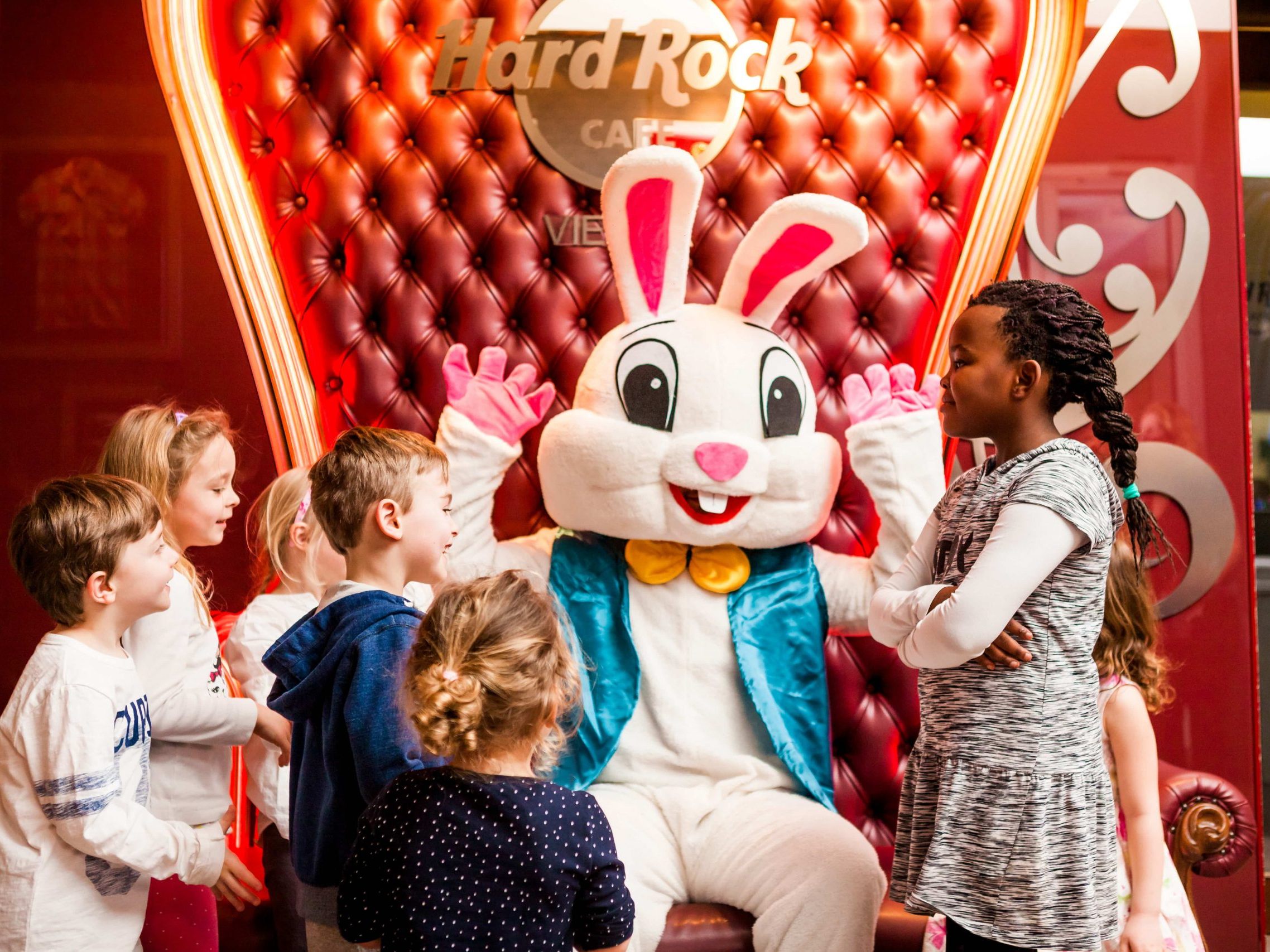 Der Osterhase schaut im Hard Rock Café Vienna vorbei.
