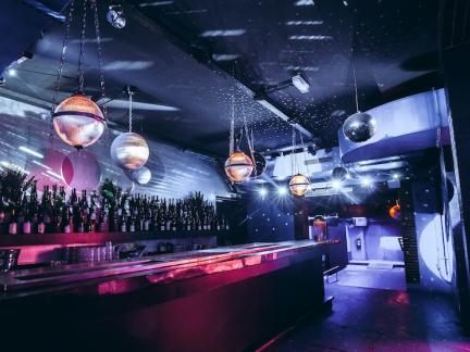 Ab Mai präsentiert die Pratersauna die neuen Eventformate "Multicolor“ und "Monochrom".