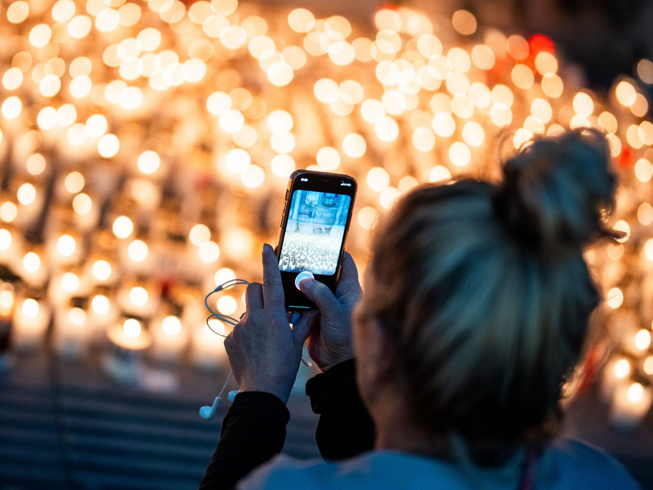 Nach dem Lichtermeer am Wiener Stephansplatz (Bild) soll auch am Donauinselfest der Opfer des Amoklaufs in Graz gedacht werden.