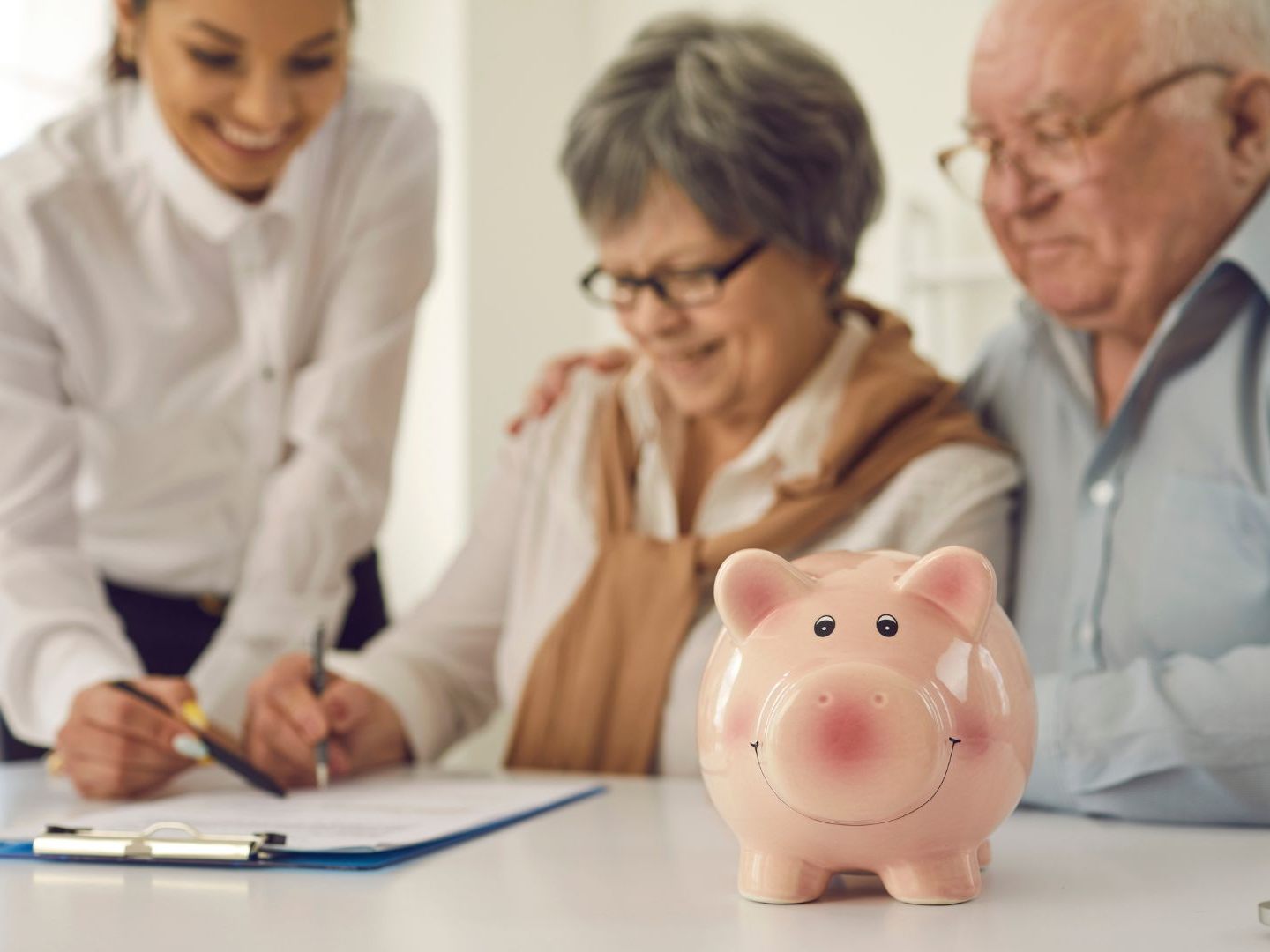 Arbeiten im Alter: Neue Regeln für Überstunden & Vorsorge.